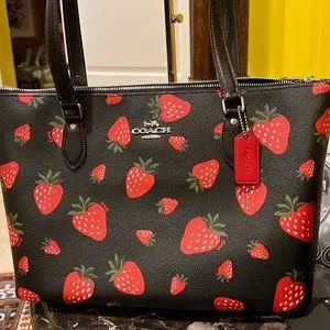 【COACH】Gallery Tote Bag With Strawberry Print NWT Coach Gallery Tote In Signature Canvas With Strawberry